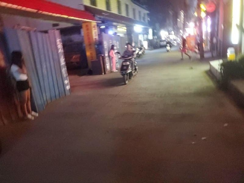 住在那边的泡泡酒店，晚上闲的无